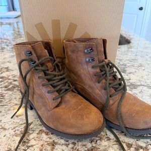 UGG Tan Leather women’s Boots